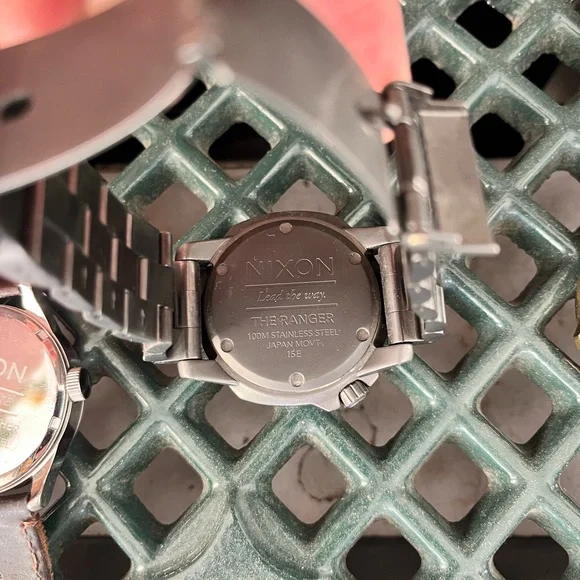 4 Nixon watches. In good condition. 
All but the digital need new batteries. - Picture 4 of 4